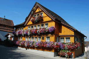 Ansicht des Restaurant Schafrti mit Blumen an der Fassade